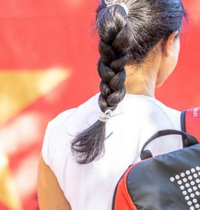 Jugadora de espaldas con una mochila del Circuito de Pádel Estrella Damm