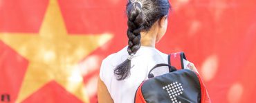 Jugadora de espaldas con una mochila del Circuito de Pádel Estrella Damm