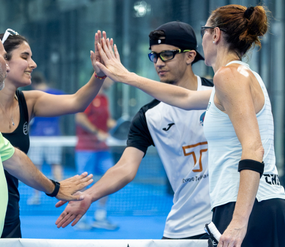 Jugadores del Cervezas Victoria Padel Tour saludándose