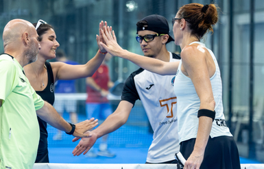 Jugadores del Cervezas Victoria Padel Tour saludándose