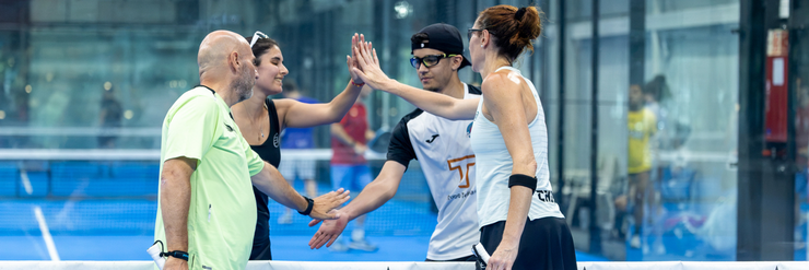 Jugadores del Cervezas Victoria Padel Tour saludándose